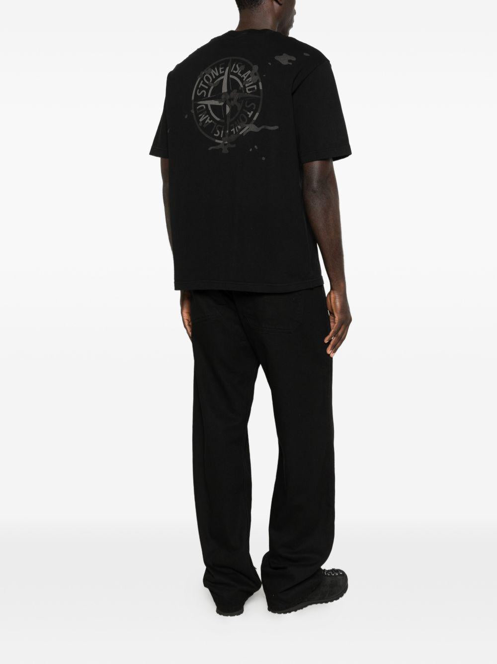 T-shirt nera con logo 