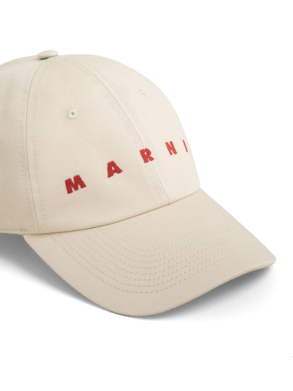 Cappello da baseball beige con ricamo 