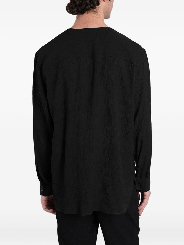Camicia nera con chiusura asimmetrica 