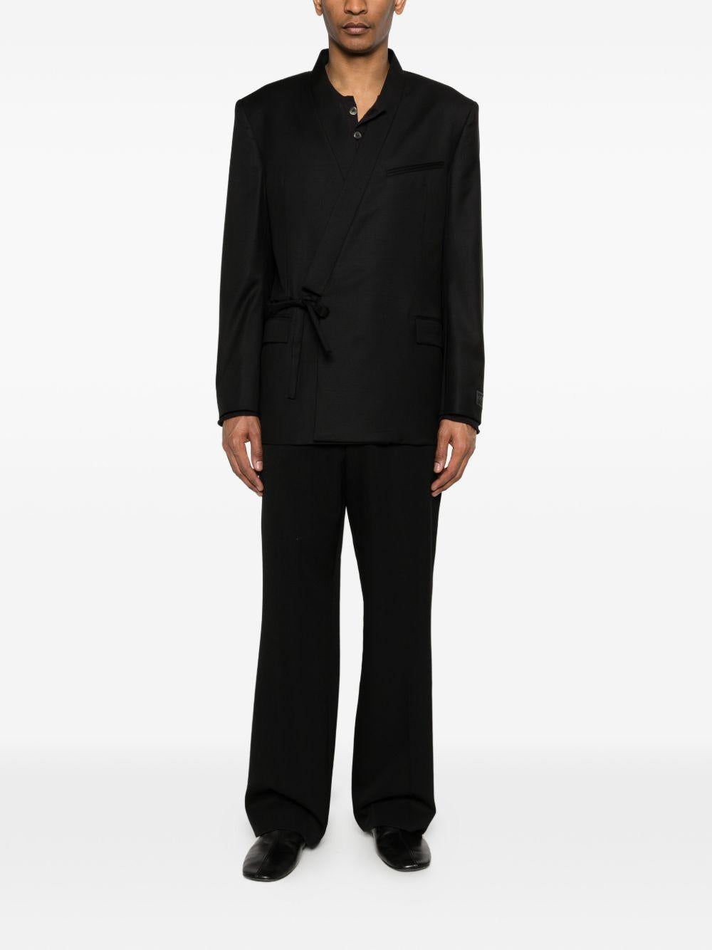 Blazer nero con chiusura a laccio
