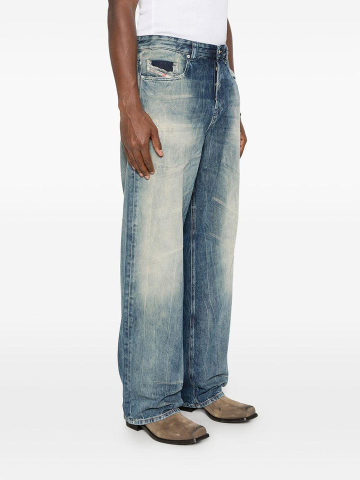 Jeans blu con effetto distressed 