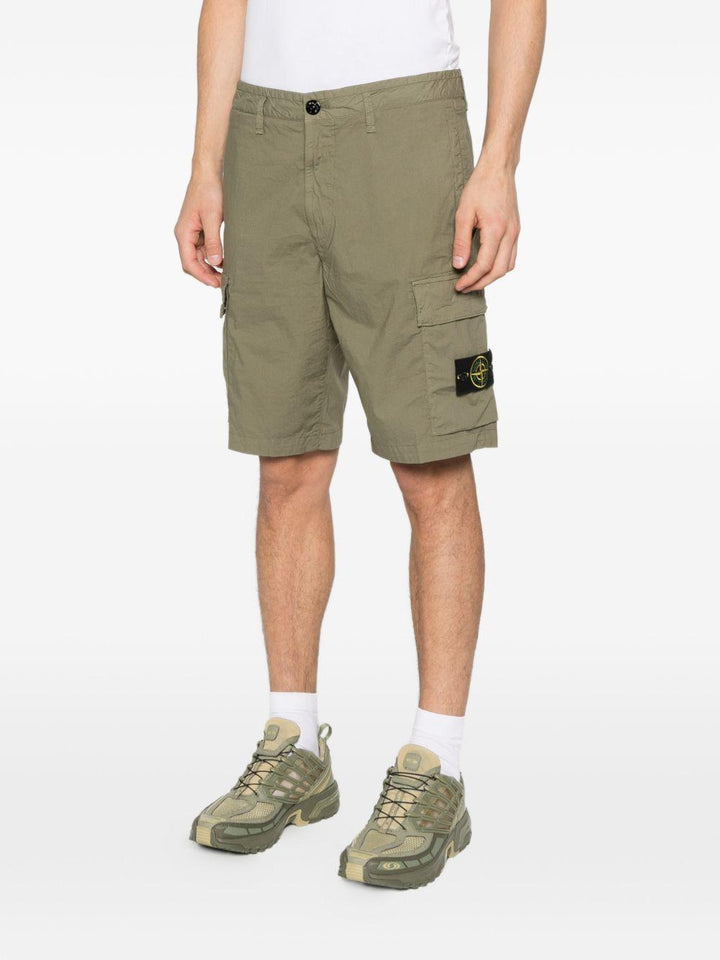 Cargo shorts verde militare con logo patch 