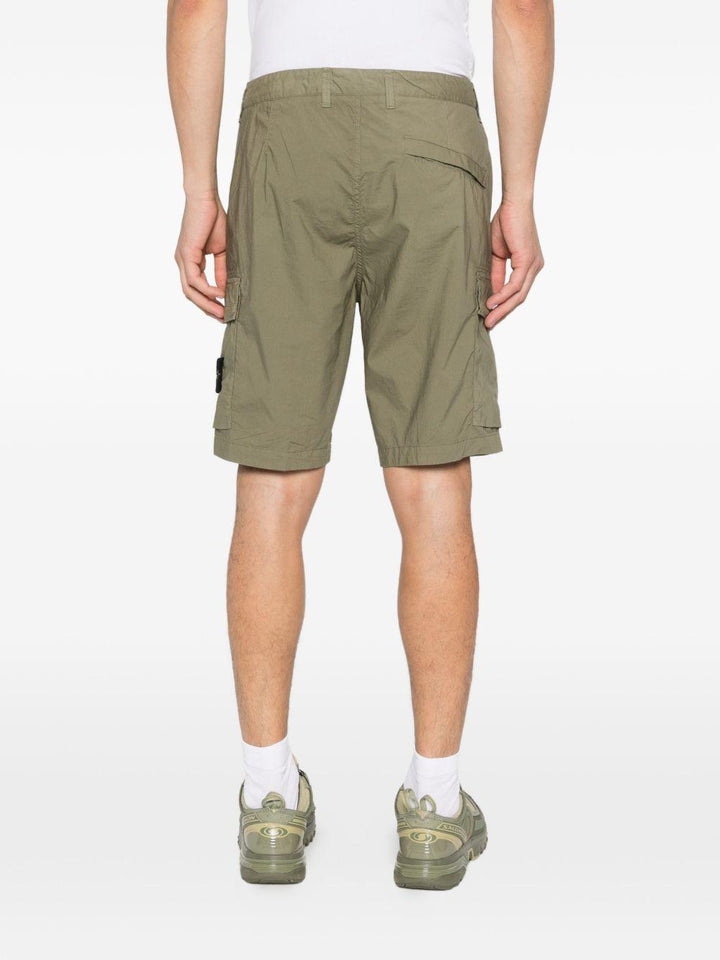 Cargo shorts verde militare con logo patch 