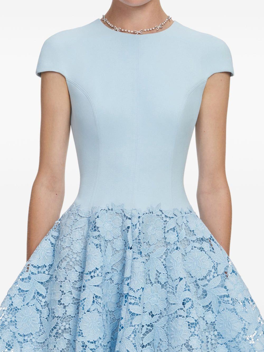 Abito corto in macramè 