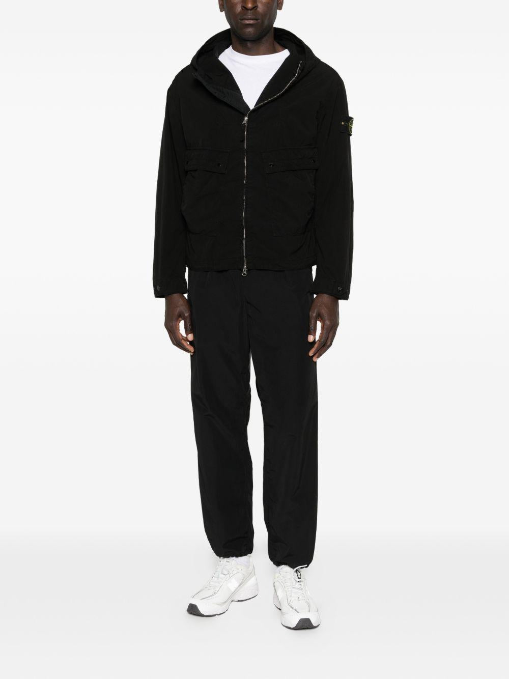 Giacca nera con cappuccio e zip 