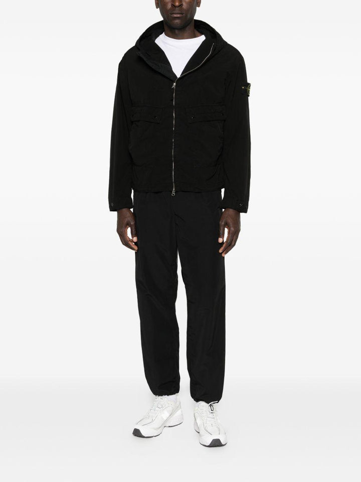 Giacca nera con cappuccio e zip 
