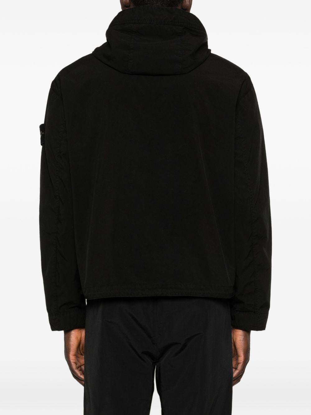 Giacca nera con cappuccio e zip 