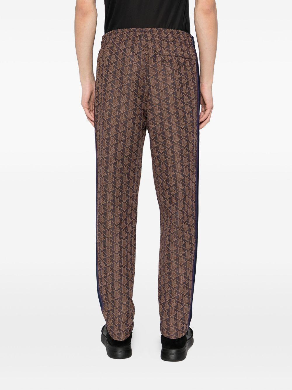 Pantaloni marrone scuro con applicazione logo 