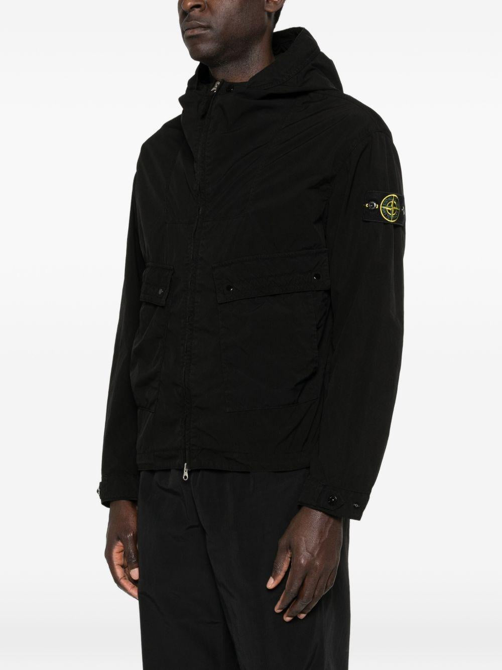 Giacca nera con cappuccio e zip 