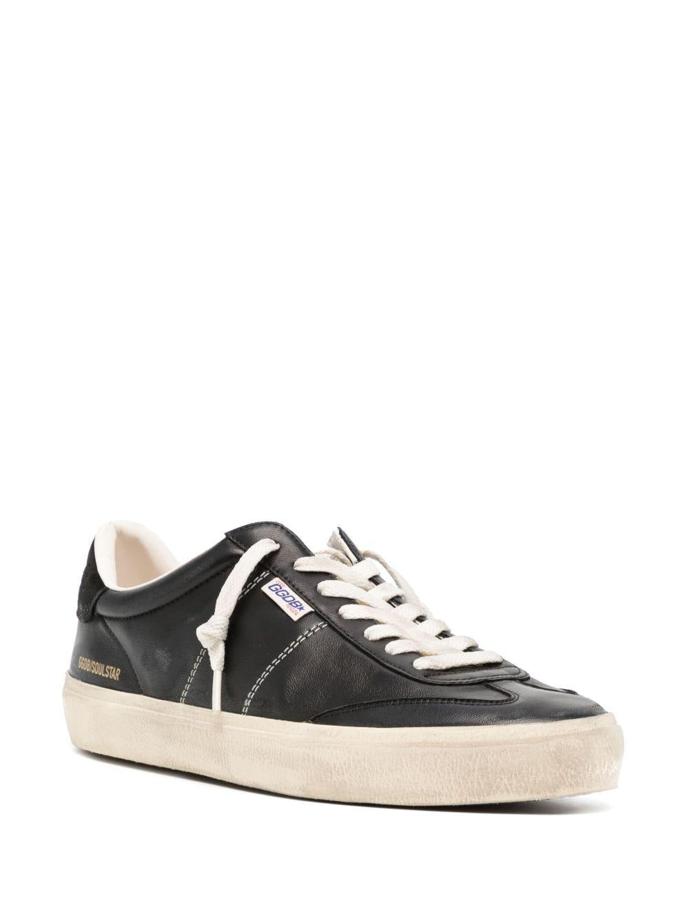 Sneakers nere