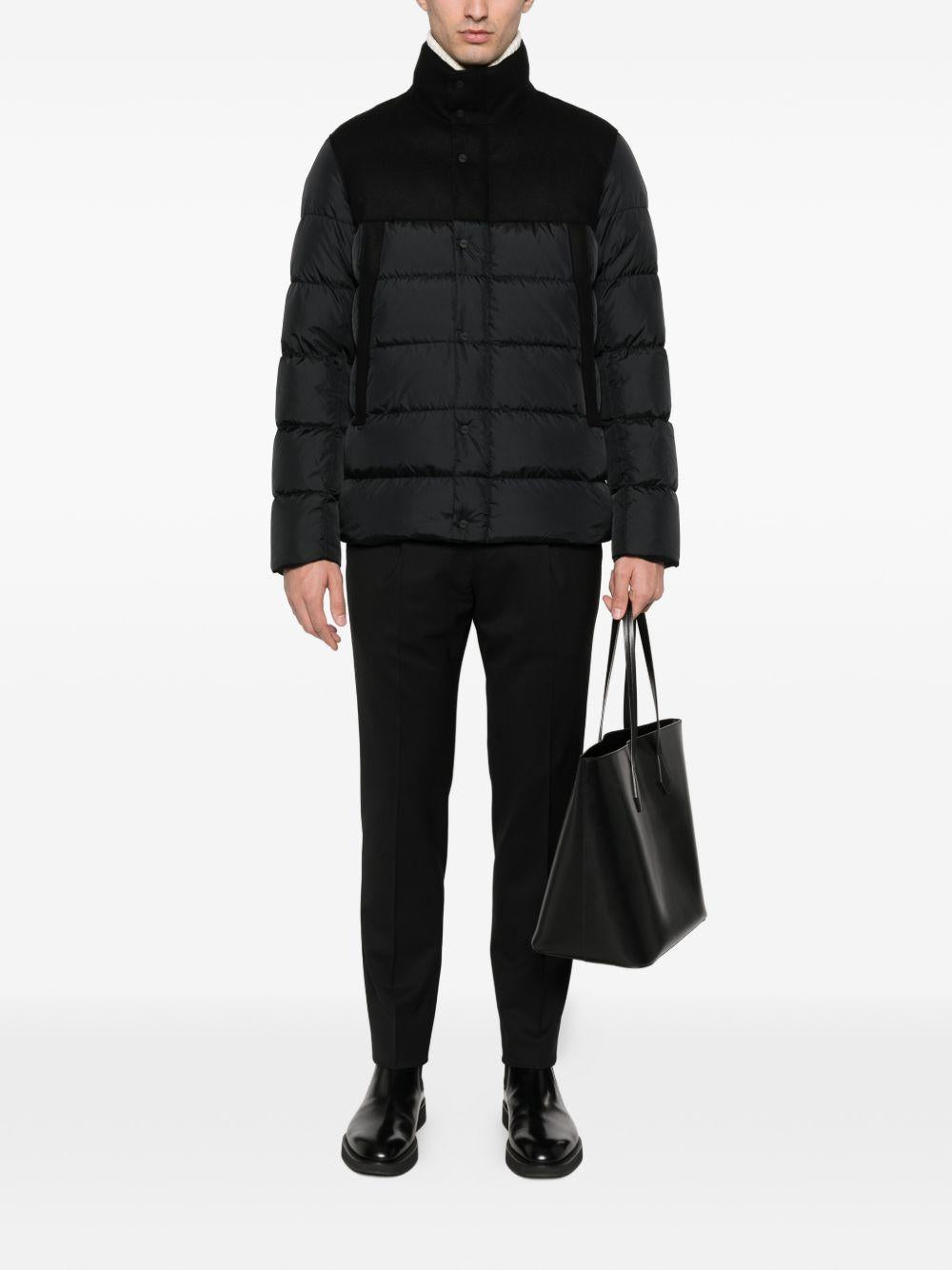 Giacca nera con zip e cappuccio 