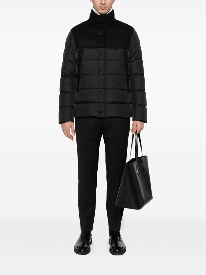 Giacca nera con zip e cappuccio 