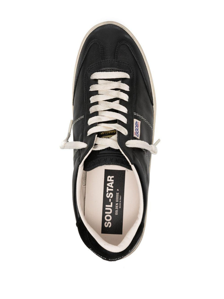 Sneakers nere
