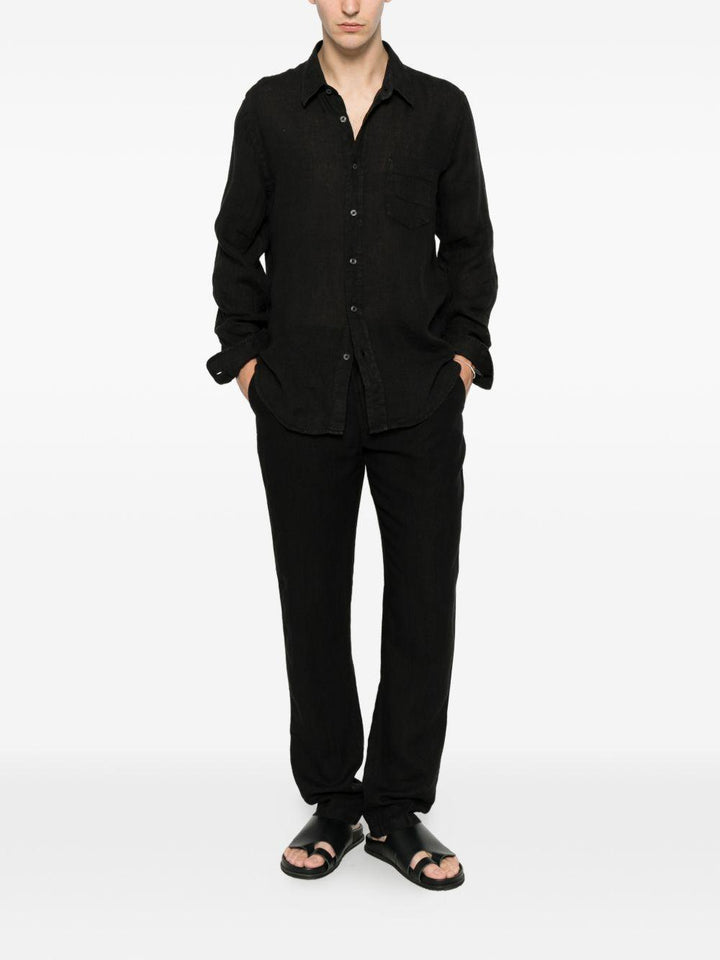 Camicia nera con taschino e cuciture a contrasto 