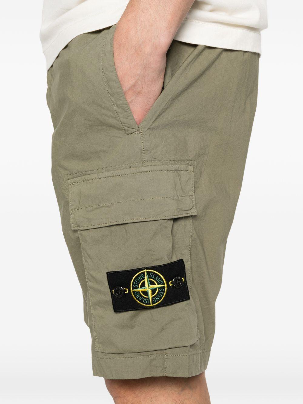 Cargo shorts verde militare con logo patch 