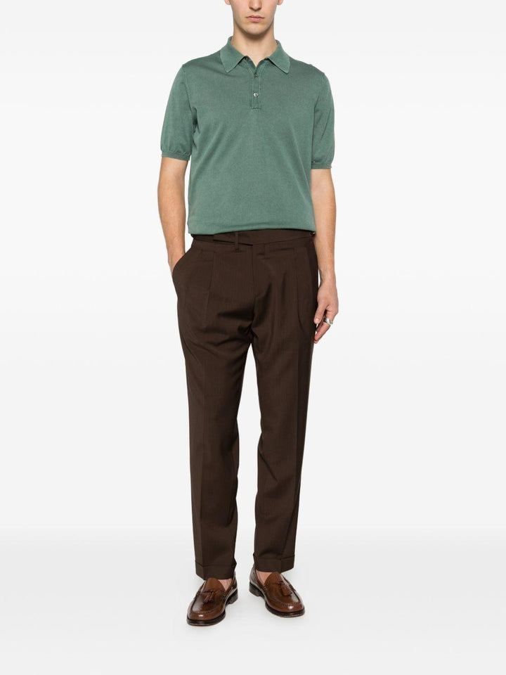 Pantaloni sartoriali marroni con pieghe 