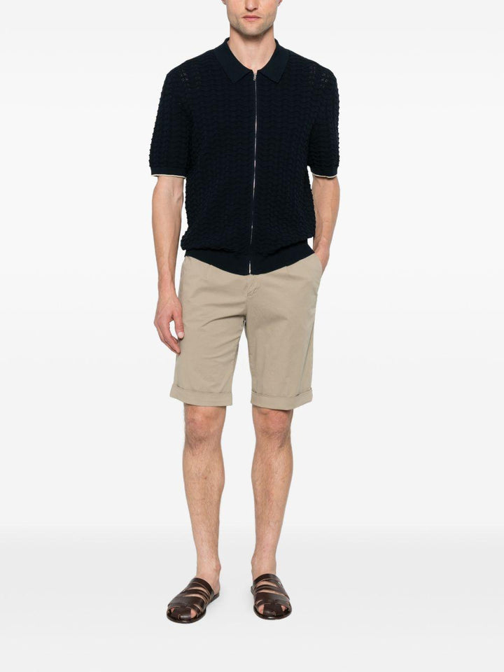 Shorts biscotto con risvolto 