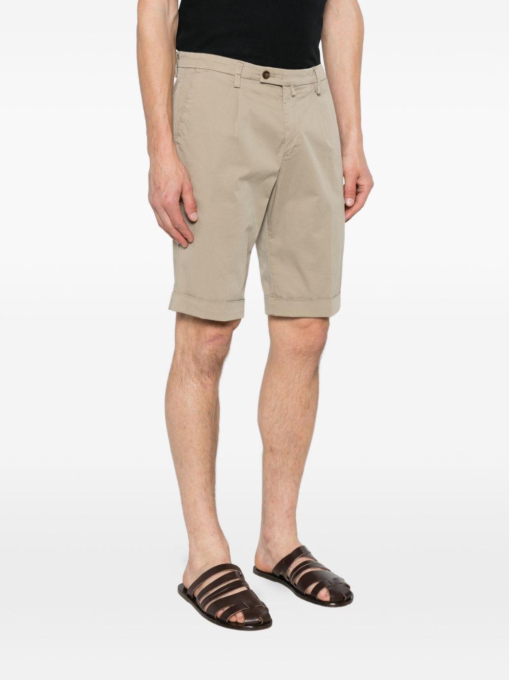 Shorts biscotto con risvolto 
