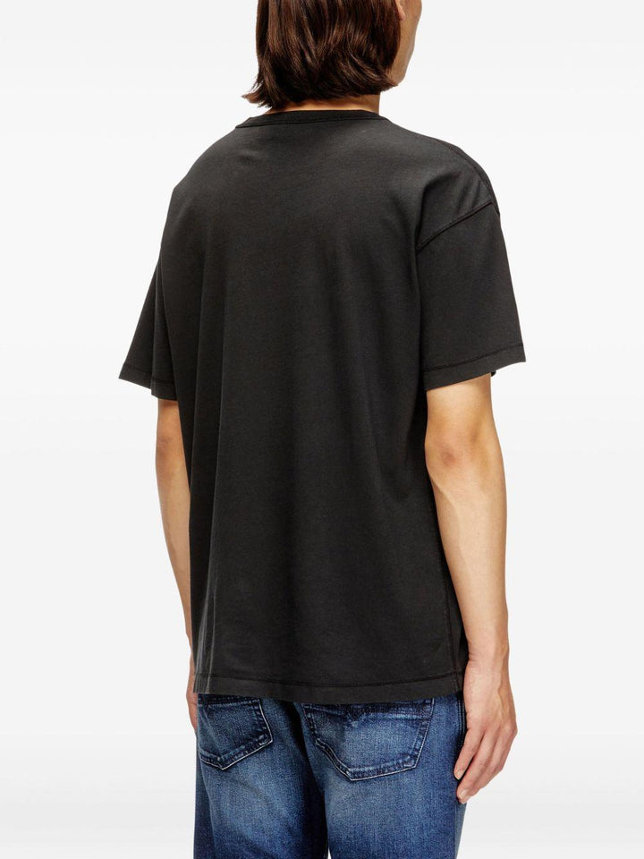 T-shirt nera 