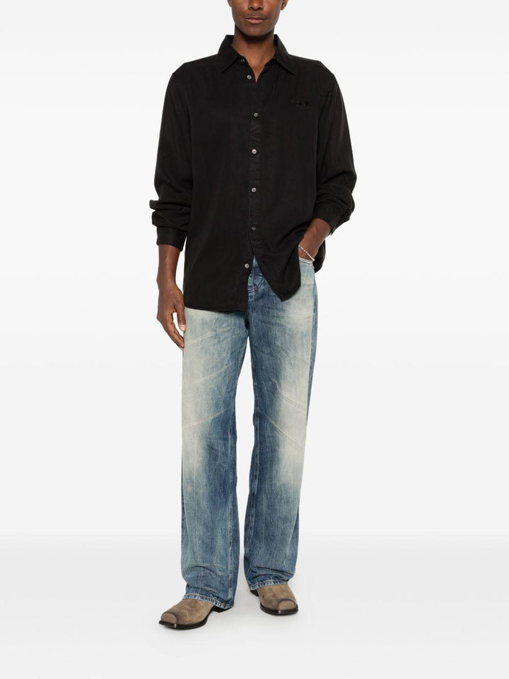 Jeans blu con effetto distressed 