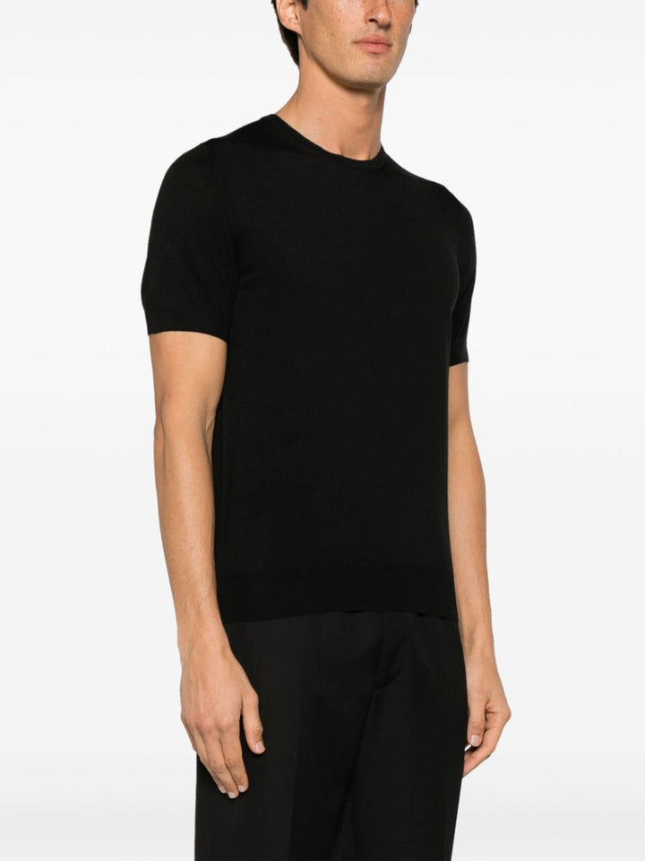 t-shirt nera in maglia