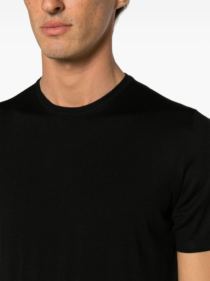 t-shirt nera in maglia