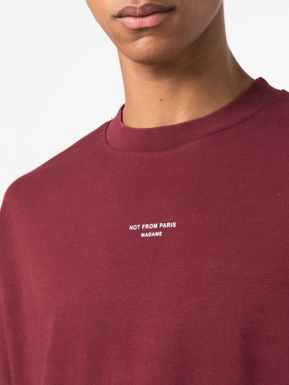 T-shirt bordeaux avec logo sur la poitrine