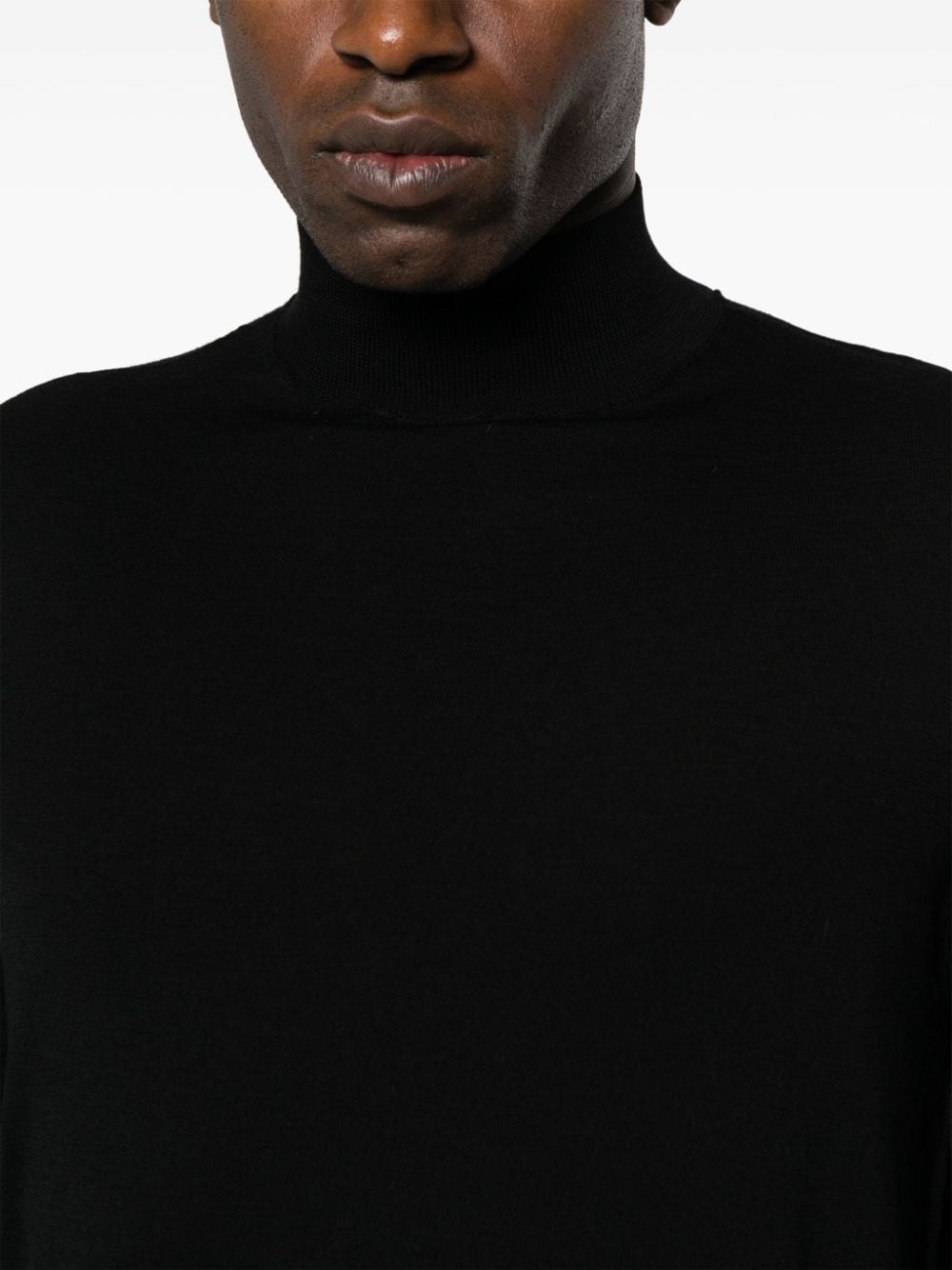 maglione nero collo alto