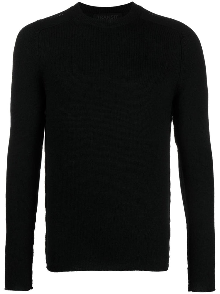maglione nero con dettaglio cuciture