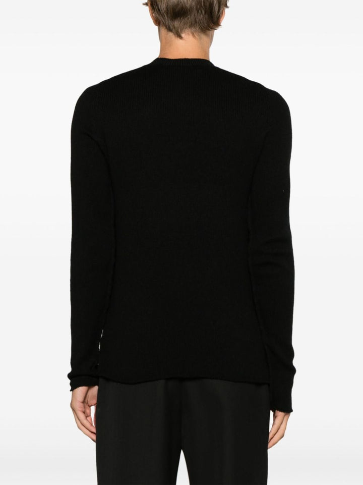 maglione nero con dettaglio cuciture