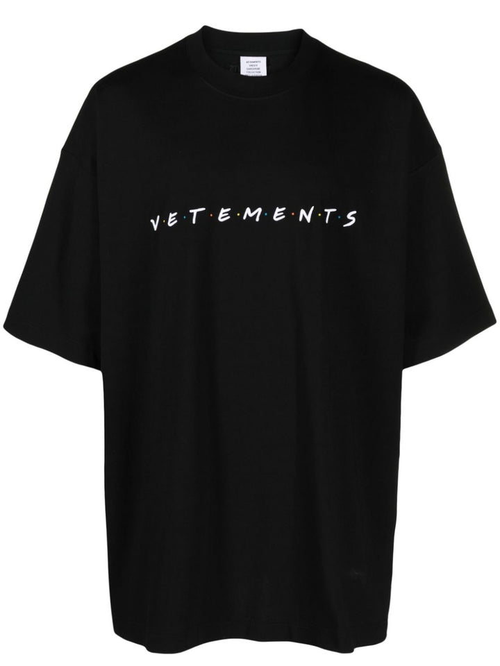 t-shirt noir avec logo amical