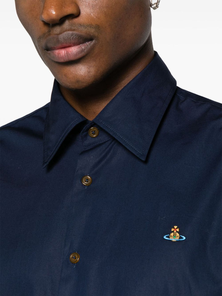 camicia blu con logo